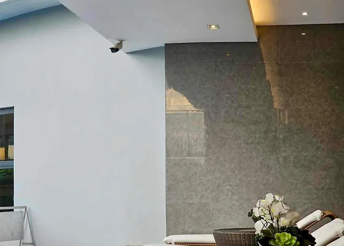 Deluxe Executive Corner Unit In Makati