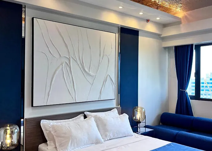 Deluxe Executive Corner Unit In Makati
