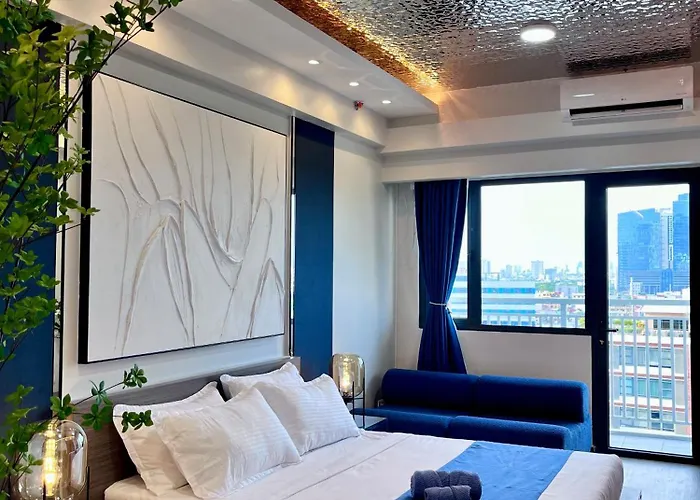 Deluxe Executive Corner Unit In Makati